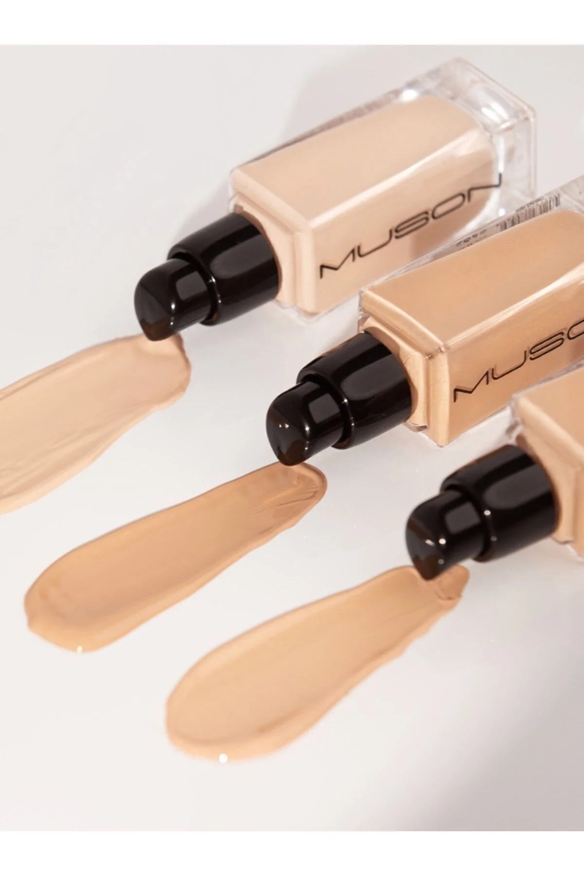 MUSON Natural Illumination Foundation 140 Light 30 ml | Verhelderende Vloeibare Foundation met Natuurlijke Finish