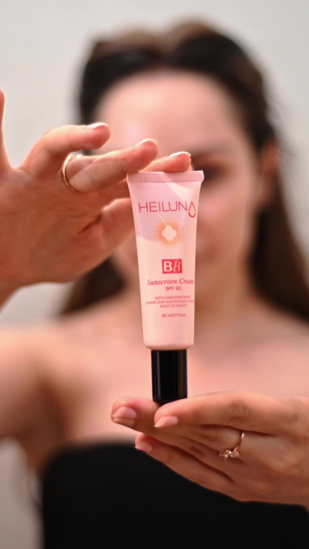 Heiluna BB Sunscreen Crème Licht SPF 30 Zonbescherming - Niacinamide Verheldert+Hydrateert - Hyaluronzuur - Cinchona-schorsextract Verstekt huidbarriere - Guavebladextract Antioxiderende bescherming - Rhodiola-wortelextract - Alle huidtypen - 30 ml